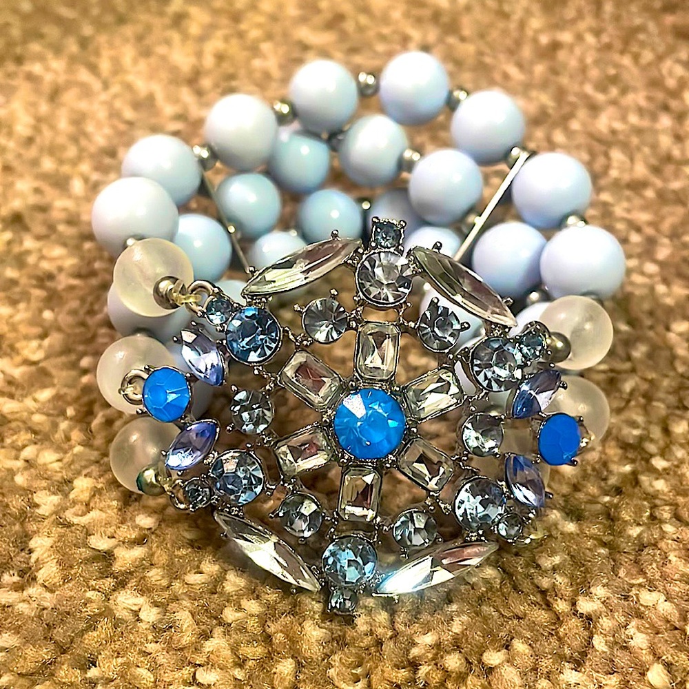 **Buy 4 get 1 free, $5 items only!  Blue Beaded/Jeweled Bracelet